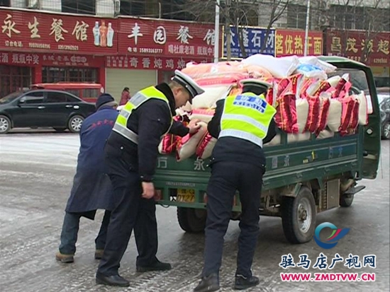 雨雪天氣路滑難行，交警提醒安全出行3.JPG