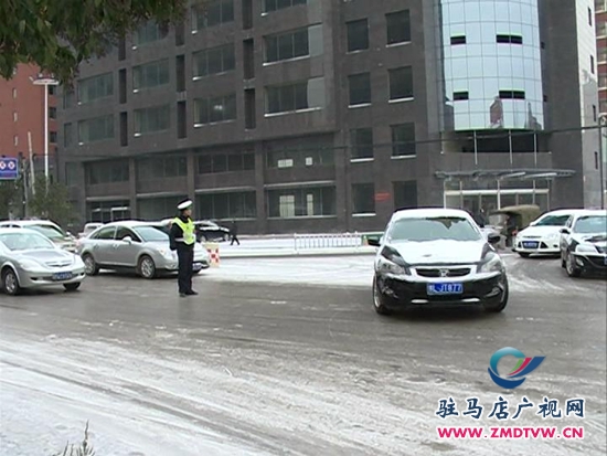 雨雪天氣路滑難行，交警提醒安全出行(1).JPG