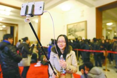 自拍神器火遍網(wǎng)絡(luò) 淘寶店家兩天大賣千余件