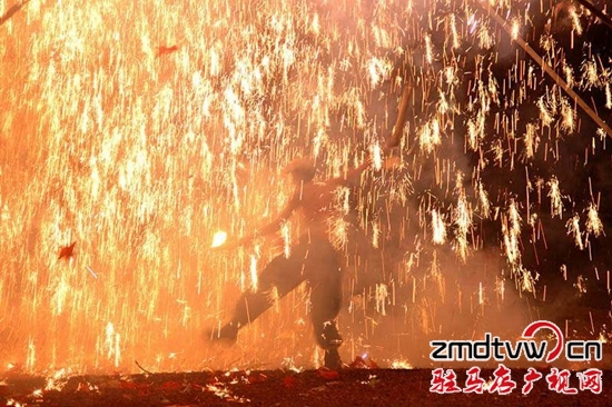 05 確山鐵花藝人正在新鄭表演.JPG