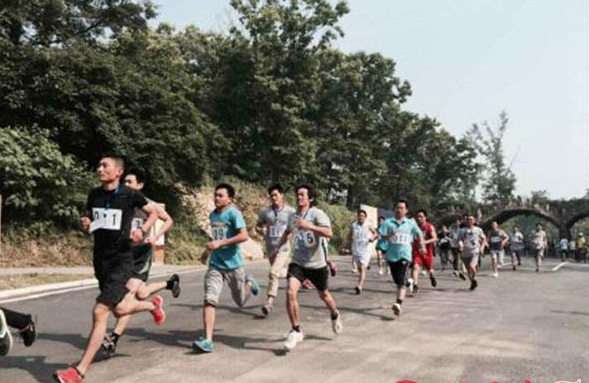 駐馬店首屆全民健身大會(huì)登山比賽拉開序幕