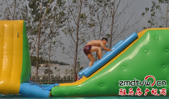 駐馬店廣播電視臺(tái)首屆水上沖關(guān)挑戰(zhàn)賽開(kāi)幕