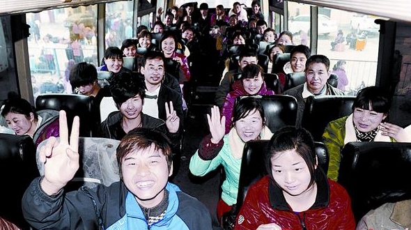 駐馬店800名農民工登上“愛心大巴”