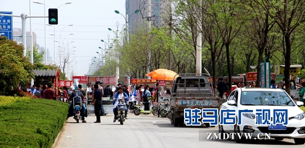 市置地大道駐馬店高級中學門口人行道被完全堵塞.JPG