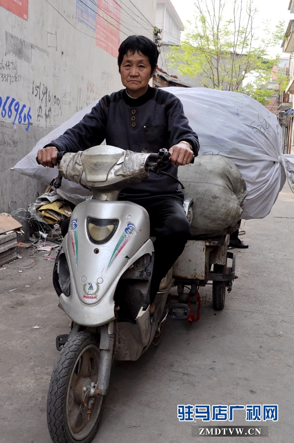 高子英騎著一輛破三輪去賣(mài)廢品.JPG