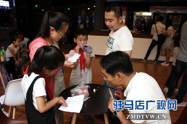 核對(duì)報(bào)名<a  href='http://m.maboss.net/listseo-200-0.html'  title='信息' target='_blank' >信息</a>領(lǐng)影票.JPG