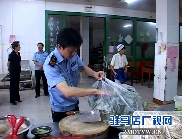 執(zhí)法人員檢查考場附近酒店廚房<a  href='http://m.maboss.net/'  title='衛(wèi)生' target='_blank' >衛(wèi)生</a>_副本.jpg
