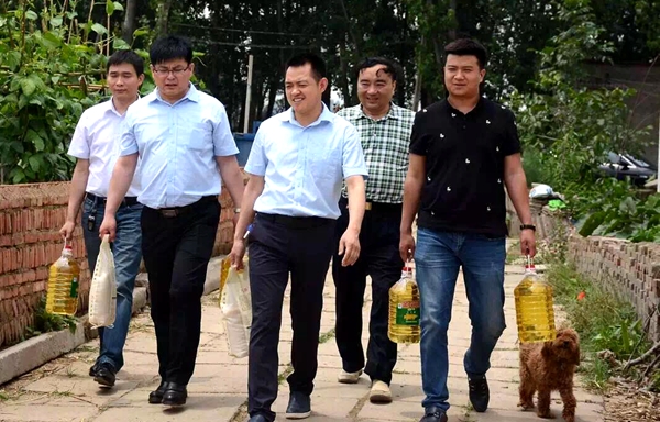 政府、企業(yè)攜手開(kāi)展“精準(zhǔn)扶貧”