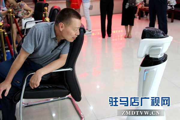 給客戶<a  href='http://m.maboss.net/listseo-199-0.html' _fcksavedurl='http://m.maboss.net/listseo-199-0.html'  title='介紹' target='_blank' >介紹</a>業(yè)務(wù).JPG