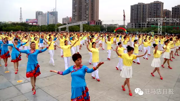 駐馬店千人齊跳廣場舞歡度重陽節(jié)