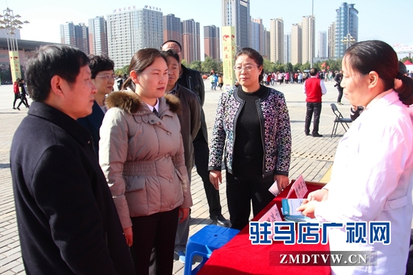 省疾控中心以及市衛(wèi)計委有關負責人查看活動宣傳情況.jpg