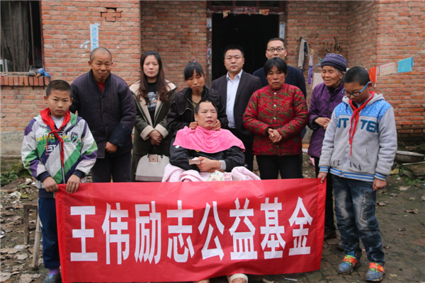  《喚醒癱瘓丈夫后為巨額康復(fù)費(fèi)發(fā)愁》后續(xù)：嘉富誠(chéng)置業(yè)捐款1萬元