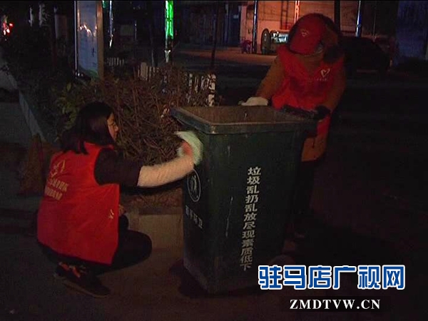 西平縣各界志愿者開展&ldquo;走近環(huán)衛(wèi)工人，共建美麗西平&rdquo;凌晨義務(wù)勞動_2016129104835.JPG