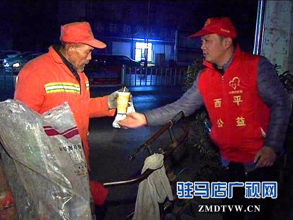 西平縣各界志愿者開展&ldquo;走近環(huán)衛(wèi)工人，共建美麗西平&rdquo;凌晨義務(wù)勞動_201612910504.JPG