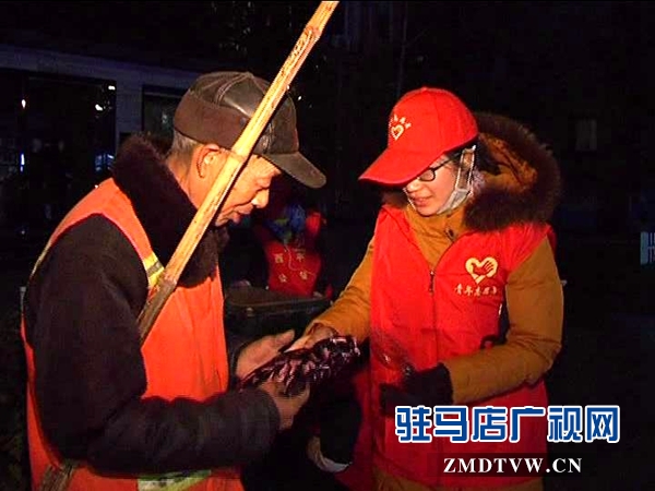 西平縣各界志愿者開展&ldquo;走近環(huán)衛(wèi)工人，共建美麗西平&rdquo;凌晨義務(wù)勞動_2016129104756.JPG