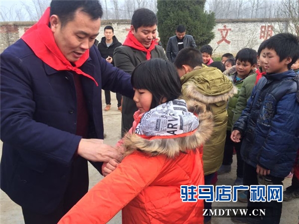 團市委攜手河南虹騰實業(yè)集團為貧困學生送去新棉衣