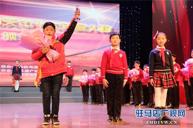 陽光少年&mdash;&mdash;鄭博涵。面對病魔，他頑強抗擊；面對知識，他孜孜以求；面對集體，他真情相待。莫道年少，年少心也高。他的精神感染著周圍的人，那是非同一般的堅強意志，鍛鑄生命的力量；那是初升的太陽，散發(fā)蓬勃的朝氣、閃耀多彩的光芒。