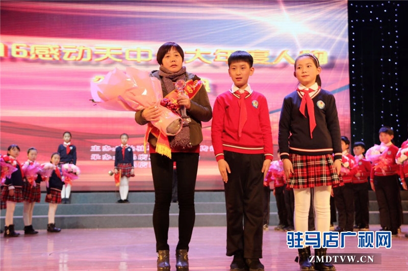 &ldquo;媽媽&rdquo;愛人&mdash;&mdash;劉慧琴。她用信念回報緣分，用珍惜闡釋幸福，用樂觀面對人生。她用柔弱的雙肩給愛人和家撐起一方明朗的天空。即使生活多磨難，也能在風雨路上走出別樣的浪漫。相濡以沫無怨悔，一朝牽手付終生。