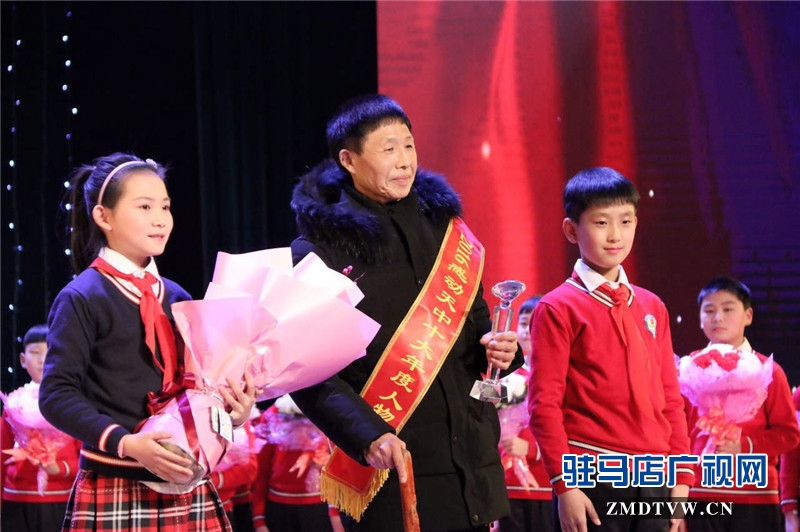 桃李春風&mdash;&mdash;趙文義。扎根農(nóng)村，他是庇護孩子們成長的參天大樹；身殘志堅，他是學生們學海泛舟的雙槳。他愛學生勝過愛自己，視教師職業(yè)如同生命，他用拐仗撐起無悔的人生。學生愛戴，家長信任，人民滿意在他身上得到了最好最精彩的詮釋。