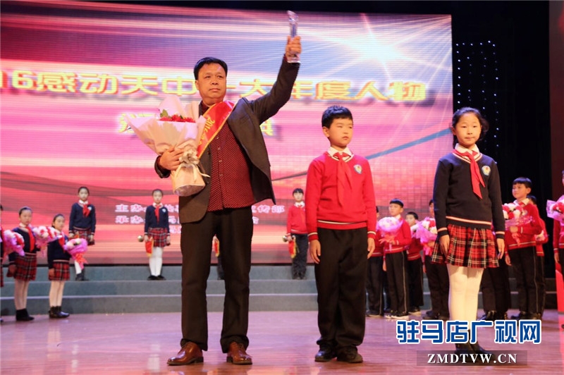 道義模范&mdash;&mdash;李輝義。立足崗位，他是助力群眾脫貧致富的科技領(lǐng)路人；走向生活，他是化解群眾困難疾苦的及時雨。幾十年如一日，他用堅定的執(zhí)著奉獻崗位，用真摯的情義感動社會，用滿腔的大愛書寫人生。他很平凡，但他的事跡卻透著偉大；他很普通，但他的精神卻閃耀著人性的光輝。