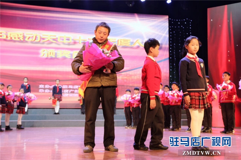 筑橋&ldquo;愚公&rdquo;&mdash;&mdash;陳傳成。樸素的內(nèi)心有偉大的堅定，平凡的舉動有震撼人心的力量。兩代人的堅持、三十多年的付出，二百八十多座橋的搭建和修護，只為老少爺們過河不再蹚水。河水淙淙，說不完架橋修橋的故事；小橋無言，見證著小山村的當代新愚公。