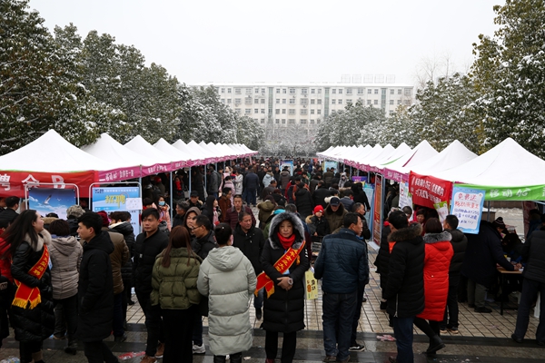 遂平：百家企業(yè)舉辦大型招聘會(huì)