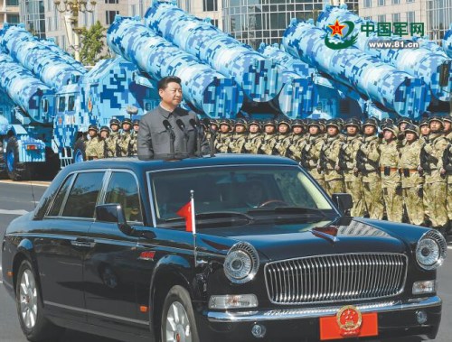 2015年9月3日，紀念中國人民抗日戰(zhàn)爭暨世界反法西斯戰(zhàn)爭勝利70周年大會在北京隆重舉行。中共中央總書記、國家主席、中央軍委主席習近平檢閱受閱部隊。解放軍報記者 柳軍 攝