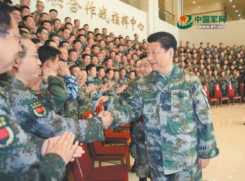 2016年4月20日上午，中共中央總書記、國家主席、中央軍委主席、軍委聯(lián)指總指揮習近平到軍委聯(lián)合作戰(zhàn)指揮中心視察，代表黨中央、中央軍委，向軍委和戰(zhàn)區(qū)兩級聯(lián)指中心全體指戰(zhàn)員致以誠摯問候。解放軍報記者 周朝榮 攝