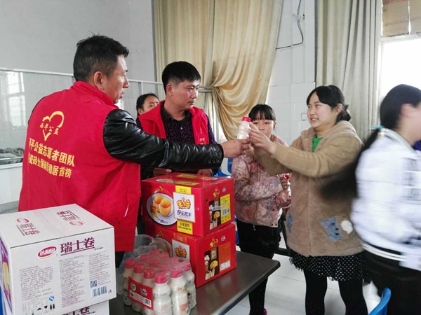 一群快樂的志愿者