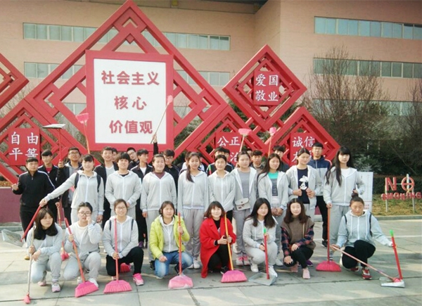 黃淮學(xué)院體育學(xué)院雷鋒日組織學(xué)生義務(wù)勞動(dòng)