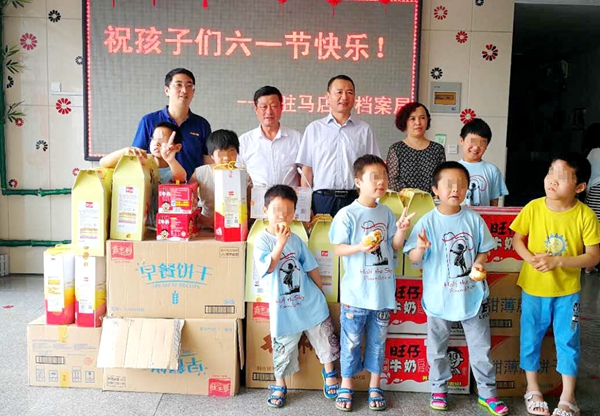 兒童福利院愛(ài)心滿溢