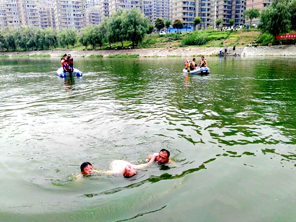  市、縣聯(lián)合開展水上應(yīng)急救援演練