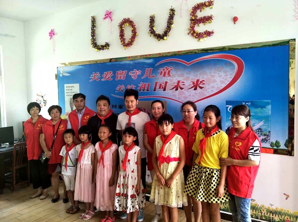 大喇叭組合余潤澤、徐銨到驛城區(qū)馬堰小學(xué)看望貧困學(xué)生