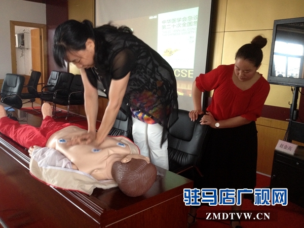（圖二、專家在做急救示范）.jpg