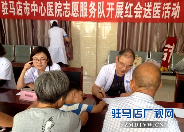 （圖一、市中心醫(yī)院的專家在為群眾義診）.jpg