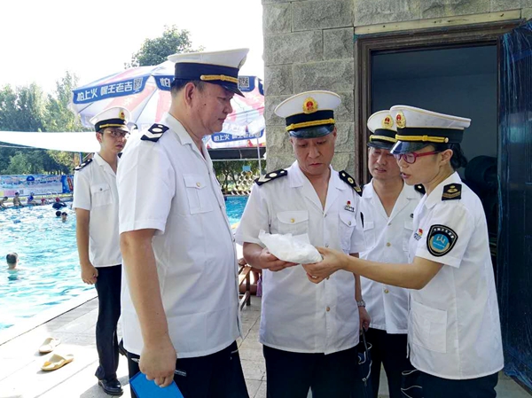省、市衛(wèi)生計(jì)生監(jiān)督部門聯(lián)合開展游泳場所衛(wèi)生專項(xiàng)檢查