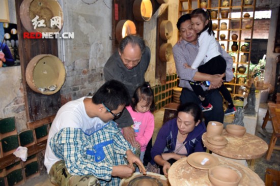譚異超:花甲之年“出山” 復興千年長沙銅官窯