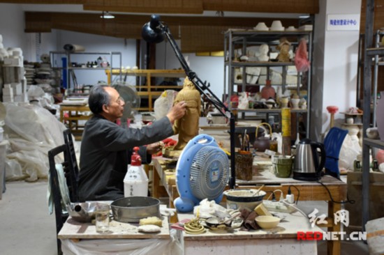 譚異超:花甲之年“出山” 復興千年長沙銅官窯