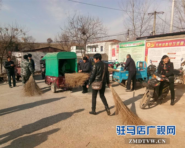 每個(gè)村民組發(fā)放2把掃帚、每戶貧困戶發(fā)放1把掃帚.jpg