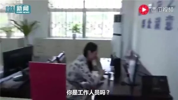 副市長(zhǎng)暗訪 窗口人員戴耳機(jī)聽(tīng)歌當(dāng)天被辭退