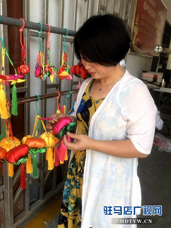 &ldquo;非遺&rdquo;茱萸絳囊傳承人做香包迎端午