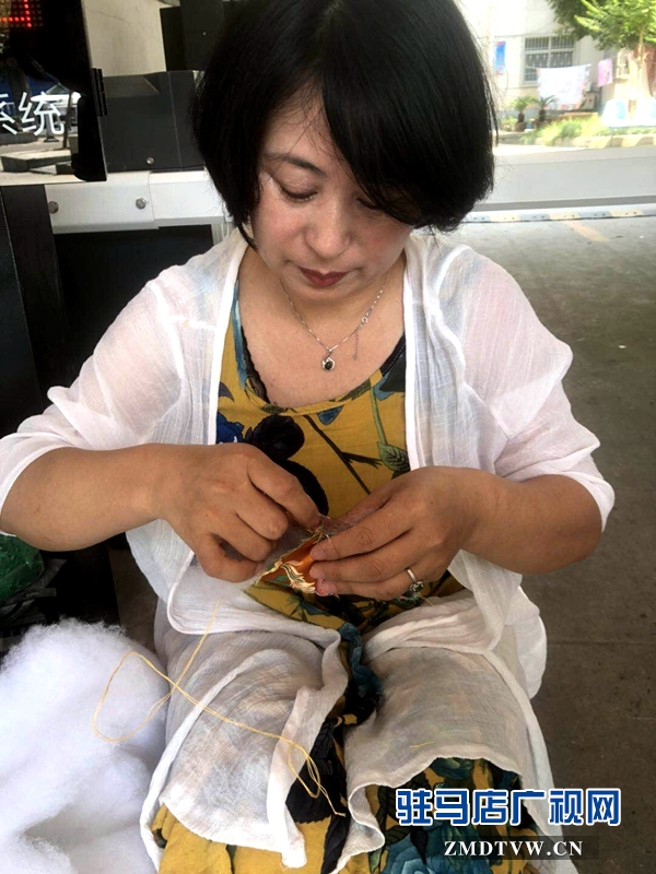 &ldquo;非遺&rdquo;茱萸絳囊傳承人做香包迎端午