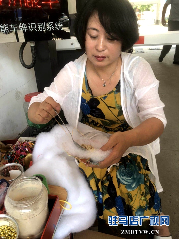 &ldquo;非遺&rdquo;茱萸絳囊傳承人做香包迎端午