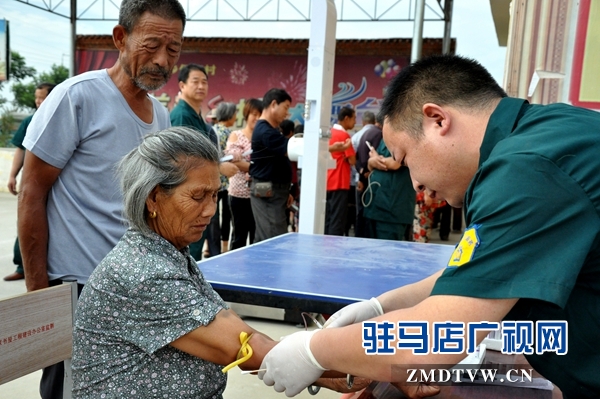 正陽(yáng)縣總工會(huì):端午送健康 心系貧困戶