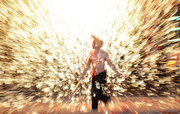 楊建軍傳承“確山鐵花”30余載 癡心傳藝打造鐵花盛宴