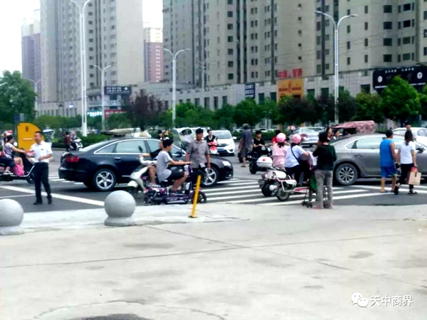 駐馬店皇家一里樓盤銷售員攔截路人是售樓？還是精神打劫？