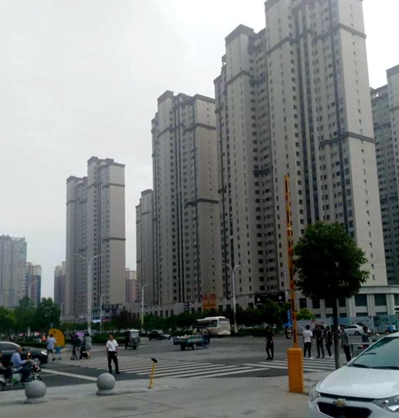 駐馬店皇家一里樓盤銷售員攔截路人是售樓？還是精神打劫？