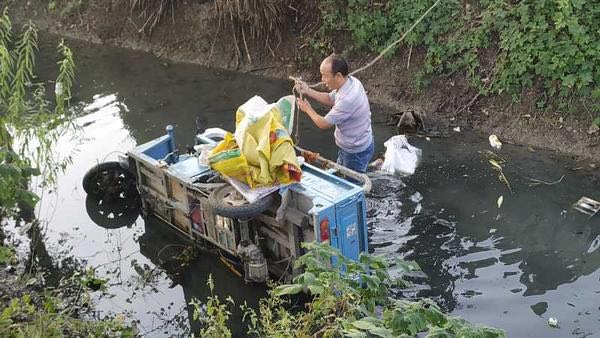 新蔡縣：四名留守娃開電動三輪車不慎跌入水溝 多虧有他們