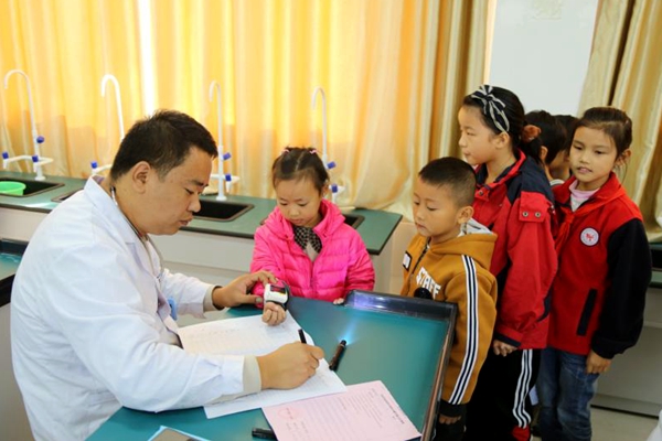 關愛外來務工子女 開展健康義診