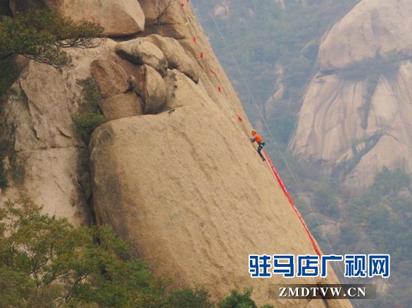 駐馬店：百名&ldquo;蜘蛛人&rdquo;挑戰(zhàn)嵖岈絕壁